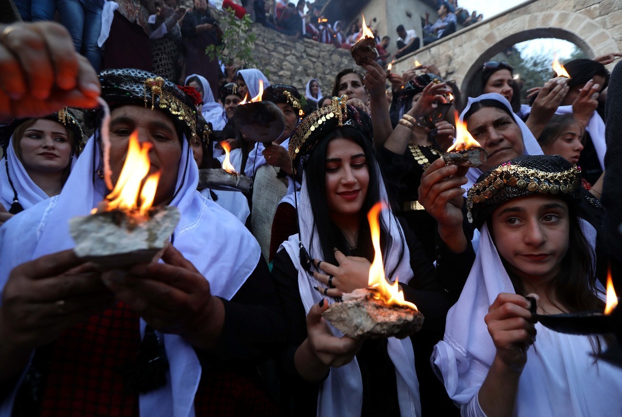 AÑO NUEVO YAZIDI. Los Yazidis, conmemoran la llegada de la luz al mundo durante la celebración del año nuevo. Se reúnen fuera del templo de Lalish situado en un valle cerca de Dohuk, al noroeste de Bagdad para realizar la ceremonia. (AFP)
MIRÁ TODA...