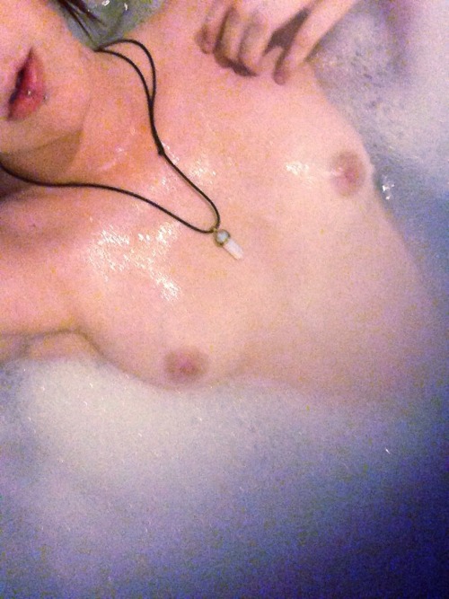 hoe-sanctuary:Lone bath time xx