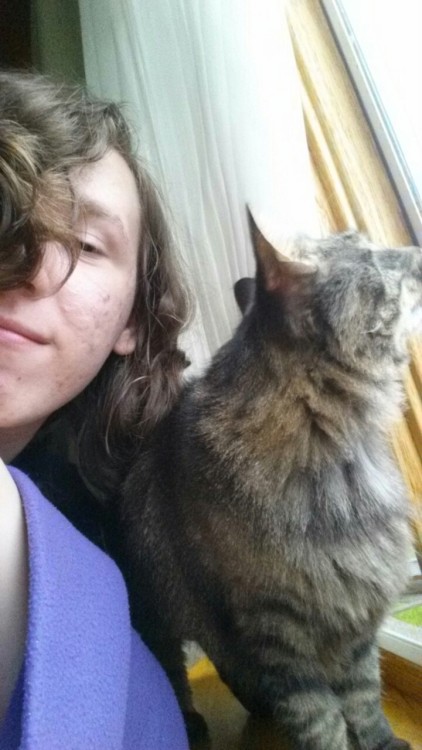 vashtaneradoctor:Me (Maxine) trying (and failing) to take a selfie with my cat for tdov :DShe/her pr