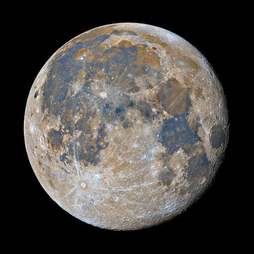 astronomyblog:   98% waning gibbous Moon |  11% waning crescent Moon  by Bartosz Wojczyński  