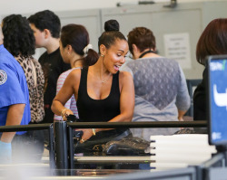 parvxo:  celebritiesofcolor:  Jada Pinkett-Smith at LAX  look at her skin, she is glowing!! 