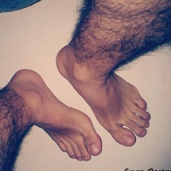 realmenstink:  HOT HAIRY APE LEGS !!! 