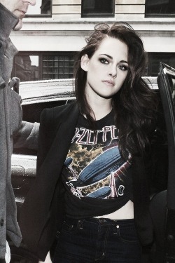 w-h-a-t-e-v-e-r-girl:  Kristen Stewart wearing a Led Zeppelin t-shirt &lt;3  Love her more now ;0)I want to give her all my love!A whole lotta love!Fuck her holes till the levee breaks!And watch her do the misty mountain hop !