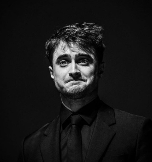 #DanielRadcliffe reacts on stage after receiving the “Hollywood Rising Star Award” #Deau