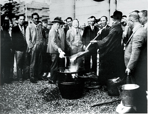 Kokichi Mikimoto burned inferior pearls in front of the Kobe Chamber of Commerce demonstrating his c