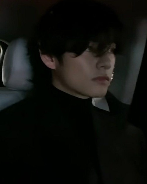 Goth Taehyung.