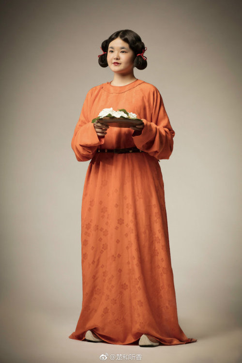 dressesofchina:Recreated costumes based on paintings from the Mogao Caves