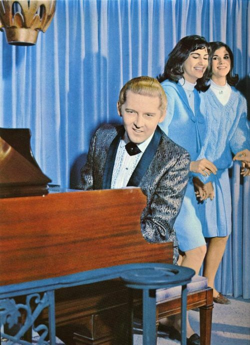 beatnikdaddio:  jerry lee and some honeys. 