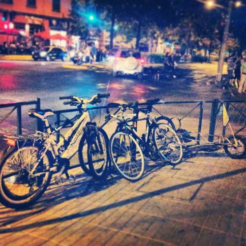 bastaysobra: Nuestras bicicletas perfectamente bien estacionadas en Plaza Ñuñoa