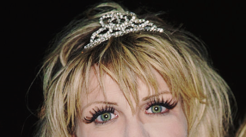 courtneyscream:Courtney Love eyes details Oscar party 1995