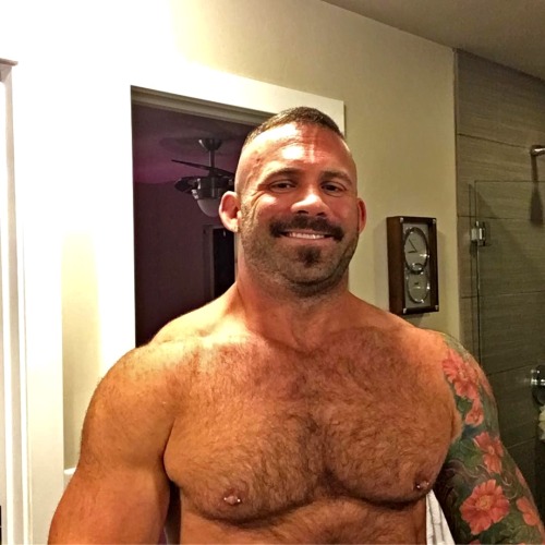 cumbeardbear: bazzb70:HOT AS FUCK FURRY INKED MUSCLE DADDY BEAR!! If you like really amateur…