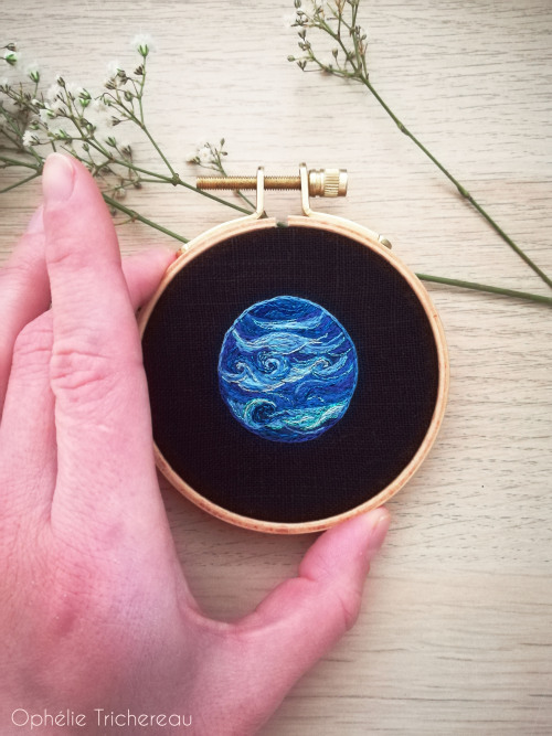  “Neptune”Hand embroidery.DMC embroidery threads on linen.Frame : 8cm in diameter.Planet