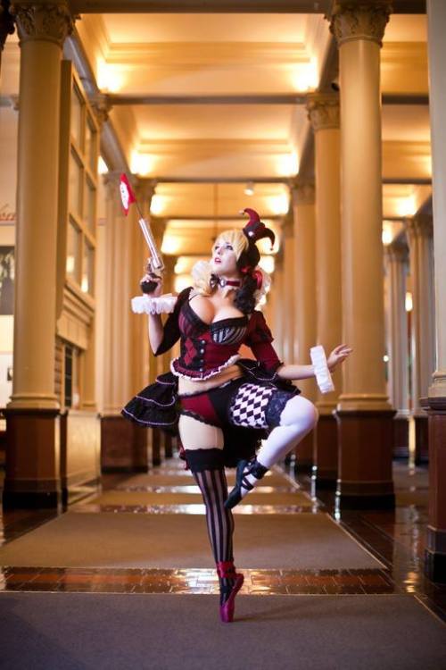 cosplayandgeekstuff:    Lisa Lou Who (USA) as Harley Quinn.Photos by: AndrewDHphotos