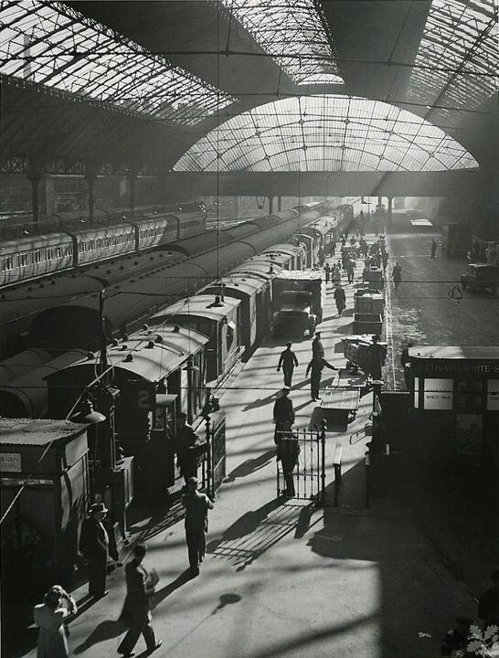 undr:
“Edward Chambré. Central Station. Liverpool. 1960s
”