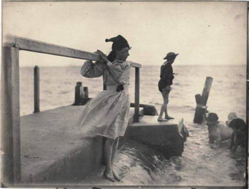 lasmicrofisuras: Edward Linley Sambourne: Maud Sambourne lost in thought, looking out to sea, ca.188