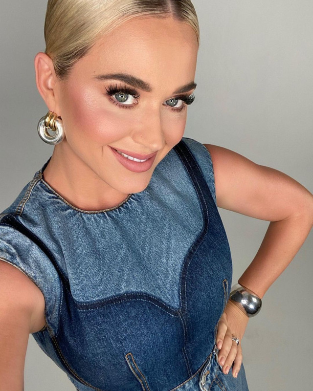 dailykaty:katyperry: O M G WE ARE BAAAACK!!! year 20 and we’re 💅🏻PLATINUM💅🏻this szn 🤩 get yer snacks 🍿 ready and @ me and @americanidol during ur viewing parties / reaction tweets / snot fests 😭 cause the #IDOLPREMIERE is on @abcnetwork