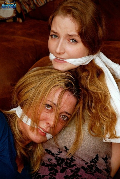 gilfnapper: bondagehedgehog:Laina and Grace If Laina is the blonde I’d have some very special