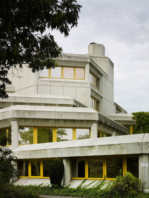 germanpostwarmodern: Town Hall (1973-76) in Gronau, Germany, by Harald Deilmann. Photo by Christian 