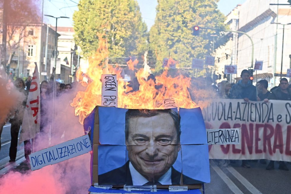 Gli studenti hanno dato fuoco a un manifesto del presidente del Consiglio italiano, Mario Draghi, durante una protesta a Torino indetta in occasione della giornata di sciopero generale che sta vivendo il Paese.
foto ALESSANDRO DI MARCO