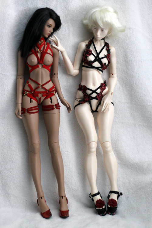 nyxypixie:roqdoll:NSFW!My girls in @mirrorada​ harnesses and Monique and Dollheart shoes! They’re in