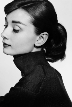 vintagegal:  Audrey Hepburn photographed by Yousuf Karsh, 1956