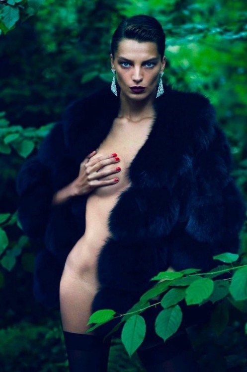 lelaid:  Daria Werbowy in Le Noir: Partie 4 for Vogue Paris, September 2012 Shot by Mert & Marcus Styled by Emmanuelle Alt