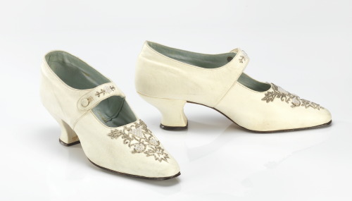 Historical dresses and shoes that would go great together! Dress 1916, shoes 1916Dress 1912-13, shoe
