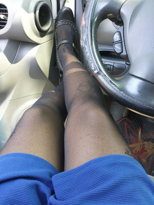 Sw33tmilfladi:Lunch BreakSelfshot of a sexy tatoed lady in black pantyhose by Sw33tmilfladi. Vis