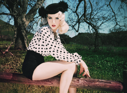 Don&rsquo;t fence me in! Photos by Tatiana Gerusova Playsuit by Le Palais Vintage