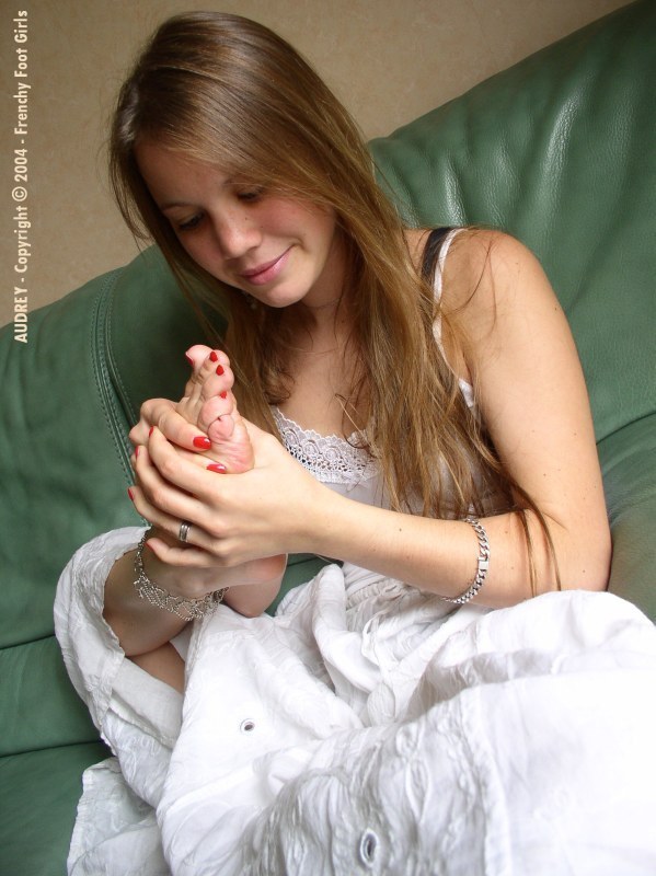 girlyfeet101:  girl feet series