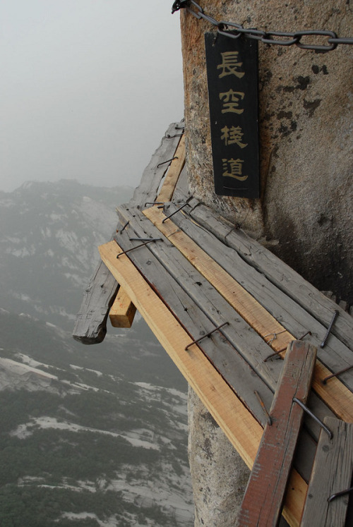 ps1:Hua Shan Cliffside Plank Walk