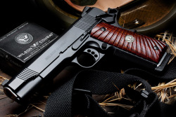 gunsknivesgear:  Wilson Combat 1911.