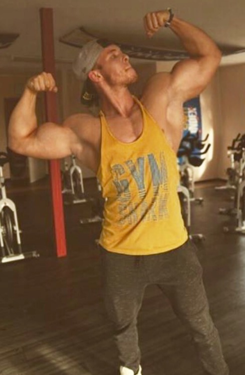 muscleredfox:  testosterotica:  Joe.  Guns, guns everywhere.