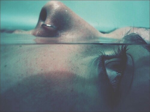 溺れる女 - Lucy in the Sea with Diamonds -