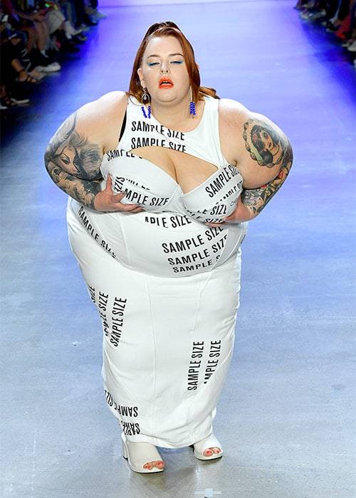 thehistoryofheaviness:Tess Holliday making a statement during the recent 2019 New York Fashion Week, walking the catwalk in a white dress emblazoned with the phrase “sample size.” Sample size is a fashion industry term that refers to the standardized