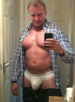 menmountain:  Hugh Bonneville selfie. 