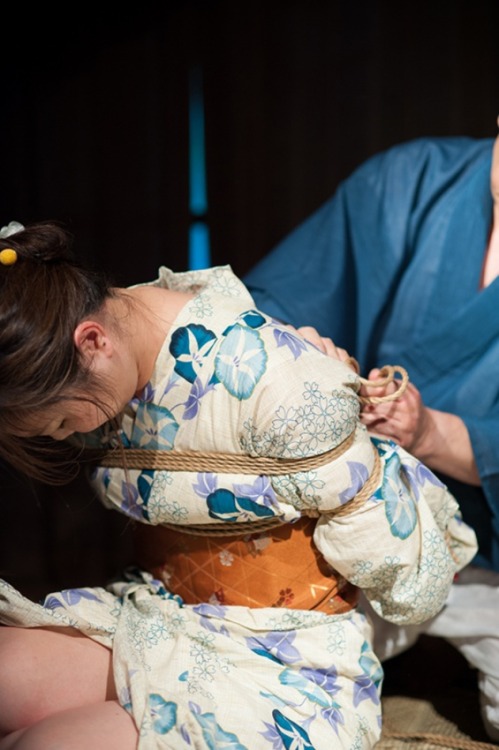 ropelovingdays:  Tokareru nawa Rope: Akira Naka Photo: Sato Erisa