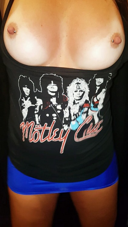 sandyc4fun:  Just finished a video in this outfit. Tiny skirt and no panties 👍