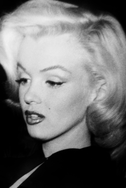 vintagegal:  Marilyn Monroe photographed