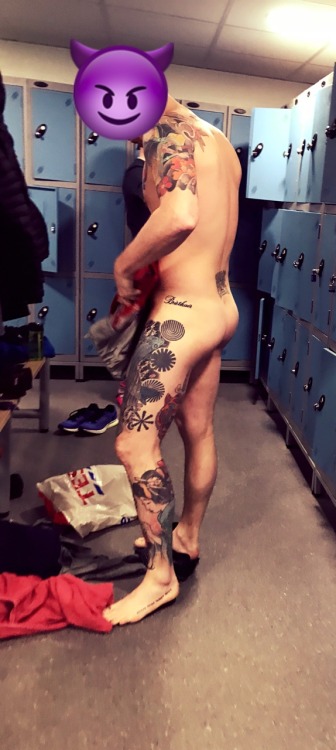 Beautiful tattoo’d lad successfully spied at the gym 