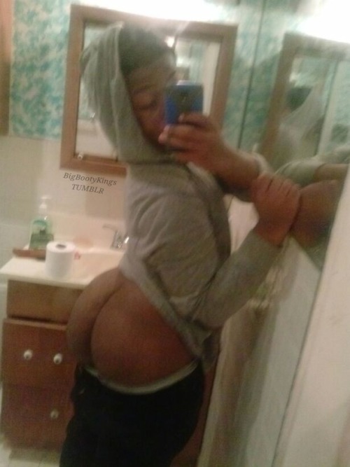 darnell2000: fvck-insecurities: bigbootykings: NEW SUBMISSION: Big bubble booty boi taking a picture