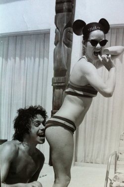 planetschmanetjanet:  tim curry and nell campbell, circa 1975 in L.A., photo by perry bedden