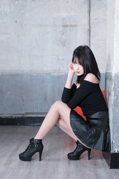 prettymissy4u:Lee Eun Hye - Leather Mini Skirt Style. ♥