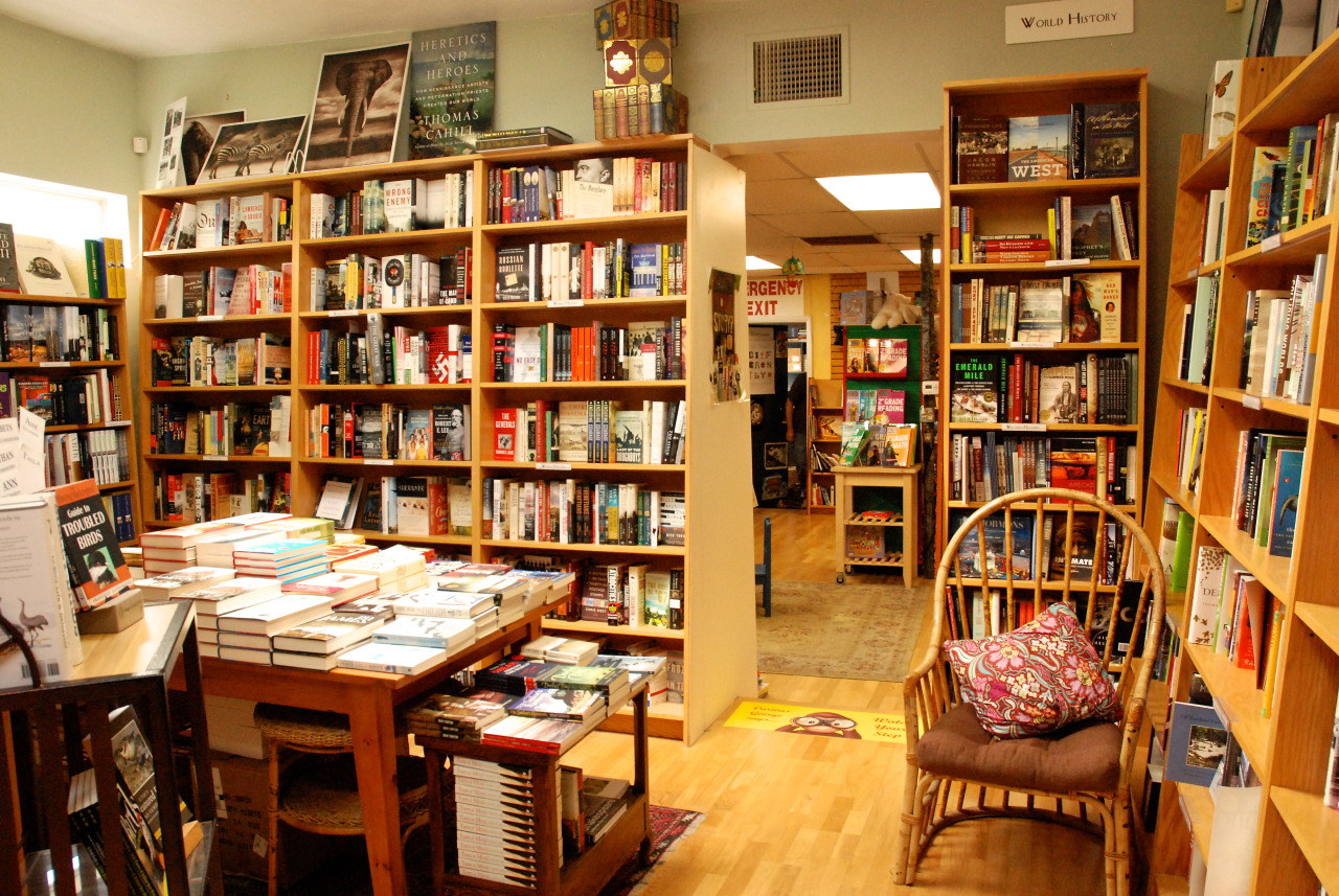 the-book-ferret:  Books &amp; Cupcakes June Book Photo Challenge Day Twenty One: