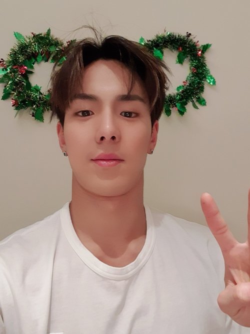 fymonsta-x: @Official_MX_jp: メリクリスマス くまだ #ショヌMerry Christmas I’m a bear #ShownuTranslation: FY