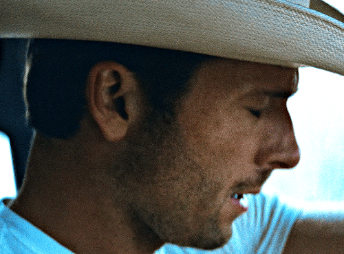 GLEN POWELL As TYLER OWENS In TWISTERS (2024) Dir. Lee Isaac Chung