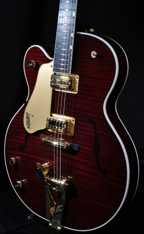 guitarlust:  This has to be in the Top Ten best looking guitars of all time, surely - Gretsch Chet Atkins Country Gentleman. 