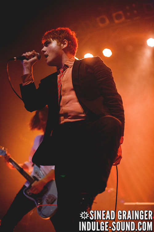 Hey, Gerard Way fans! We’ve got a brand spankin’ new photo set of the man himself in Gla