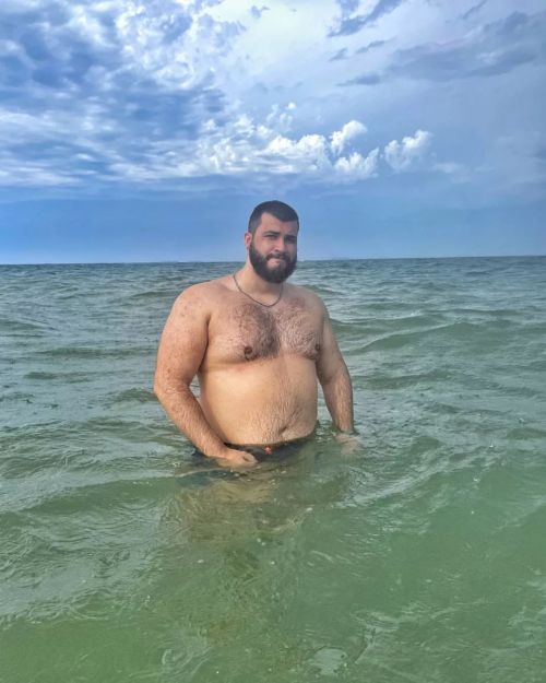Mojado . . . . . . . . . . #Valencia #instagay #beardedguy #beard #bearded #chest #bigguy #beefy #scruff