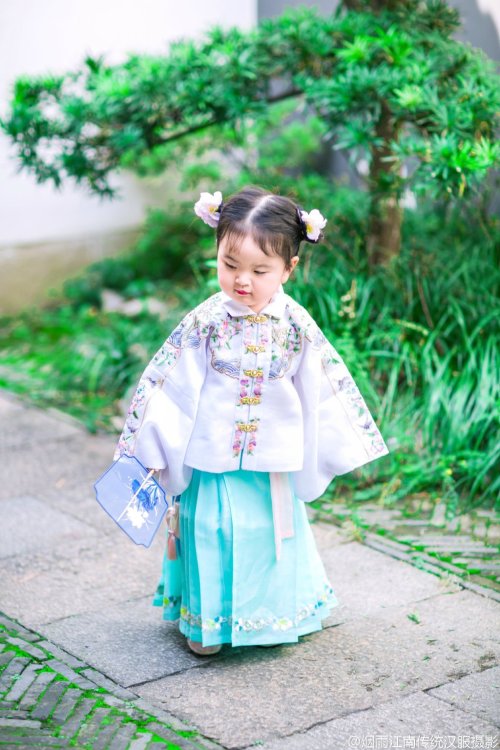 hanfugallery:little girl in traditional chinese hanfu by 烟雨江南传统汉服摄影 Upright-collar Aoqun/袄裙 from 裁云集